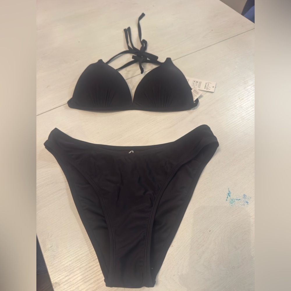 Cupshe Black Halter Bikini Top & V-Front
Bottoms Set - Picture 4 of 4